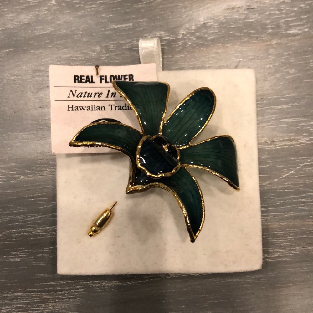 Flower pin